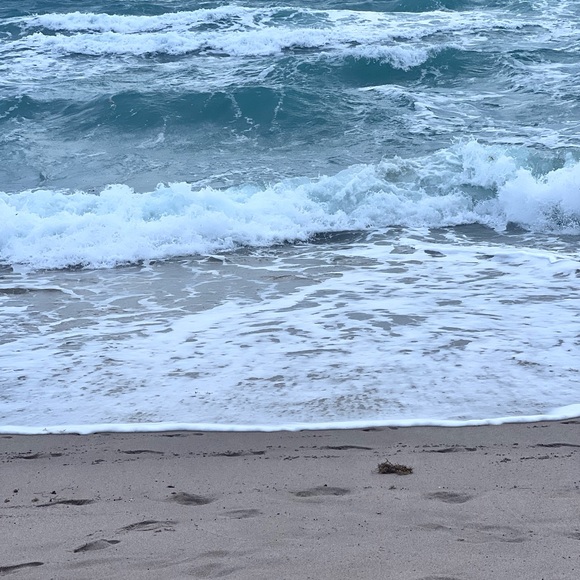 Meet your Posher, Val Luxe - Picture 3 of 3